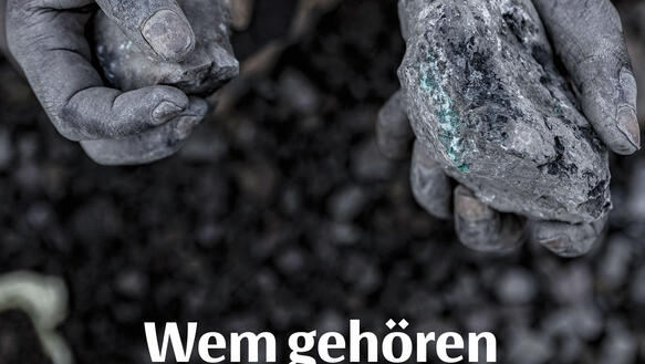 Verschmutzte Hände halten Steine, darüber das Logo des Amnesty Journals und unterhalb der Hände der Titel: Wem gehören die Rohstoffe? Bodenschätze und Menschenrechte