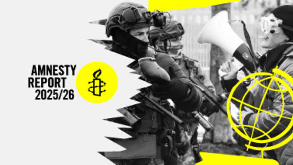 Das Bild zeigt eine Collage. Das rechte Foto zeigt eine Konfrontation zwischen Sicherheitskräften und Demonstriereden. Links auf der Collage steht der Schriftzug "Amnesty Report 2025/26"