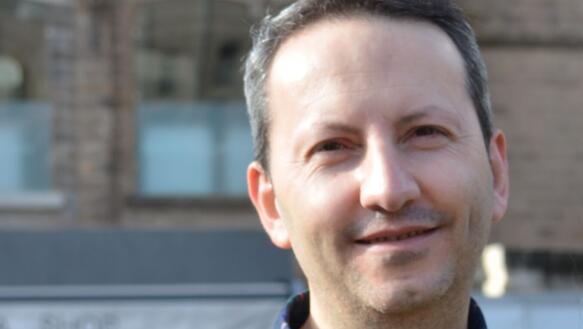 Porträtfoto von Ahmadreza Djalali, der in die Kamera blickt und leicht lächelt.