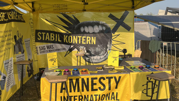 Der Festival Stand von Amnesty International Deutschland e.V. auf einem Festival.