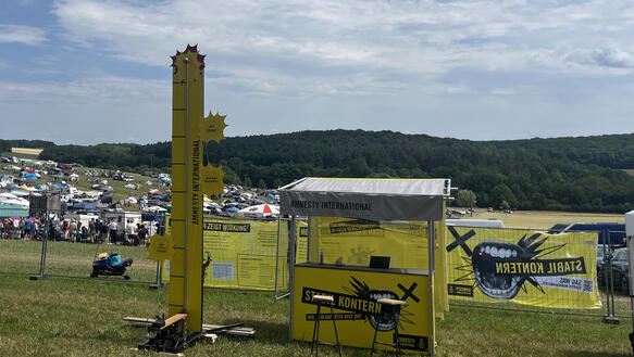 Der Festival Stand von Amnesty International Deutschland e.V. auf einem Festival. 