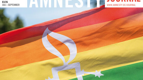 Eine Regebogenflagge im Sonnenschein, darauf die stacheldrahtumwundene Kerze, das Symbol von Amnesty International. "Amnesty Journal – Queere Realitäten" steht dort geschrieben, es ist das Cover eines Amnesty Journals.