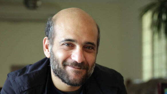 Porträtfoto von Ramy Shaath, der in die Kamera lächelt.