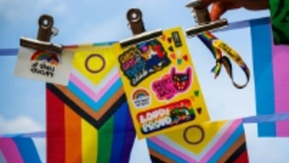 Das Amnesty Pride Kit 2026 Das Amnesty Pride Kit 2026 präsentiert auf einer Wäscheleine