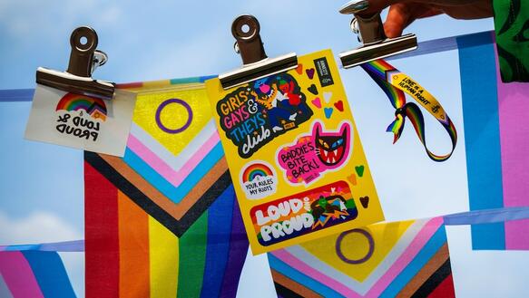 Das Amnesty Pride Kit 2026 präsentiert auf einer Wäscheleine