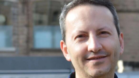 Porträtfoto von Ahmadreza Djalali, der in die Kamera blickt und leicht lächelt.