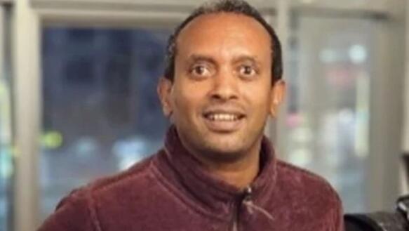 Porträtfoto von Million Beyene, der in die Kamera lächelt.
