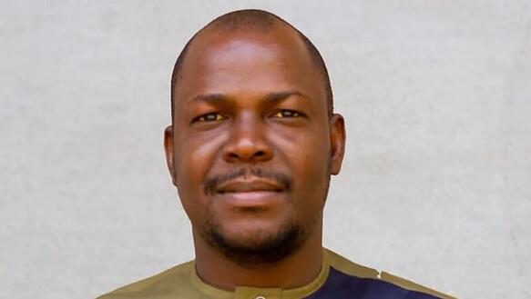 Porträtfoto von Etienne Fakaba Sissoko, der in die Kamera lächelt.
