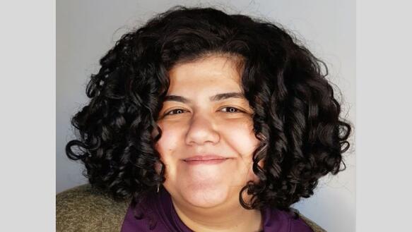 Porträtfoto von Marwa Arafa, die in die Kamera lächelt.