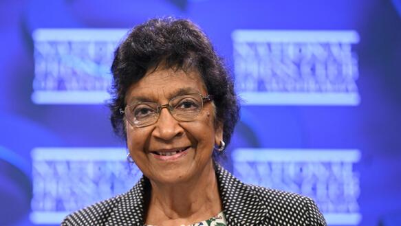 Porträtfoto von Navanethem "Navi" Pillay. Sie trägt eine Brille und lächelt in die Kamera.