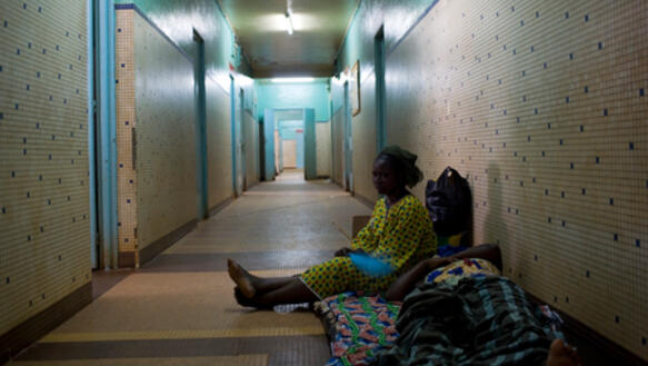 Diese zwei Frauen müssen in einem Krankenhaus in Ouagadougou in Burkina Faso tagelang auf ihre Behandlung warten