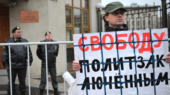 Demonstrant vor dem russischen Ermittlungskomitee in Moskau, 22. Oktober 2012