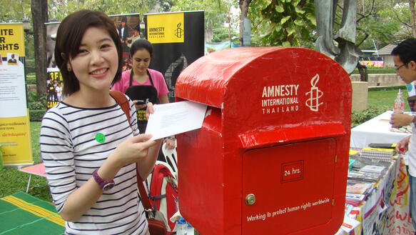 Eine Aktivistin in Thailand nimmt am Amnesty-Briefmarathon teil