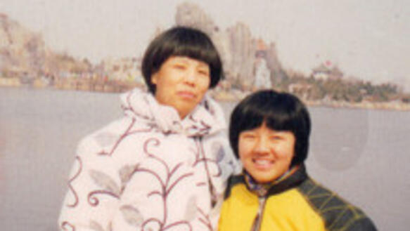 Chen Zhenping mit ihrer Tochter Jin Zhaohuan in Kaifeng