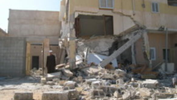 Misrata: Der 72-jährige Khamis steht vor seinem zerstörten Haus