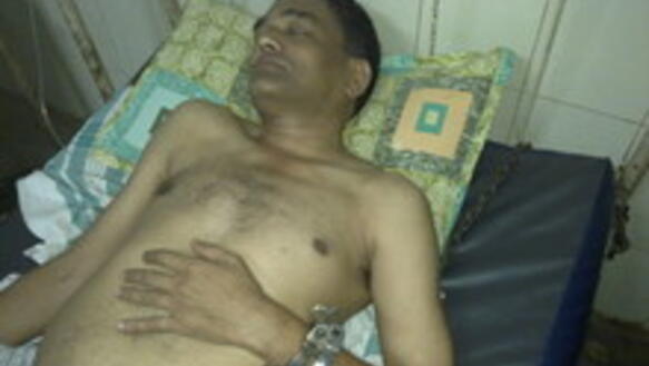 Ramesh Agrawal in Fesseln im Krankenhaus