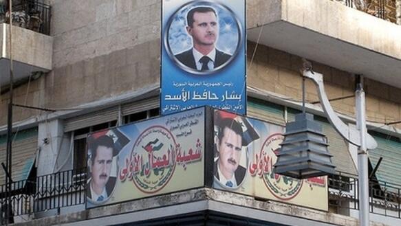 Schilder mit dem Porträt von Bashar al-Assad im Zentrum von Aleppo, Syrien