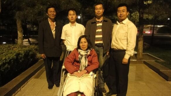 Anwaltskollegen besuchen die im Rollstuhl sitzende Ni Yulan und ihren Ehemann Dong Jiqin (links)