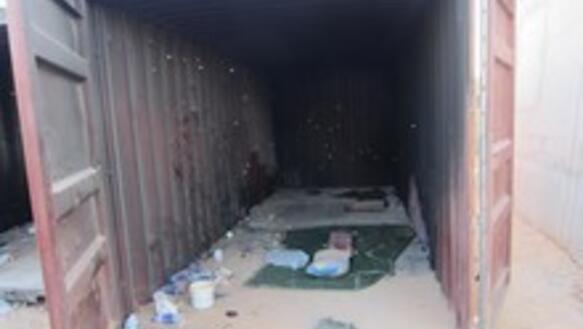 Nur einer von 10 Gefangenen überlebte im kleineren Container auf einer Fläche von 2x6 Metern 