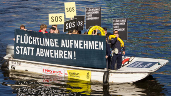 Aktion von Amnesty International und Pro Asyl auf der Spree in Berlin am 28.09.2011