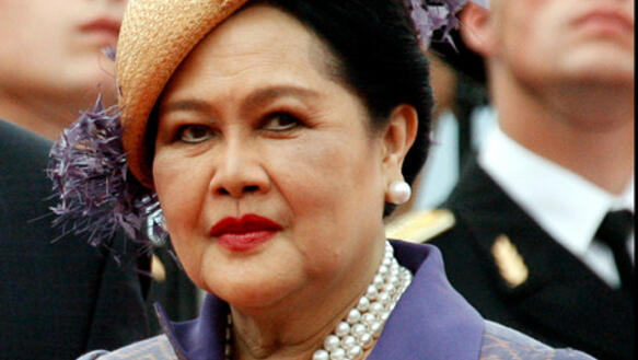 20 Jahre Haft für das Senden von vier SMS, die als beleidigend gegenüber der Königin von Thailand gewertet wurden