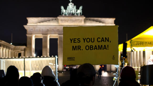 Amnesty-Aktion für die Schließung von Guantánamo am 11. Januar 2012 vor der US-Botschaft am Pariser Platz in Berlin