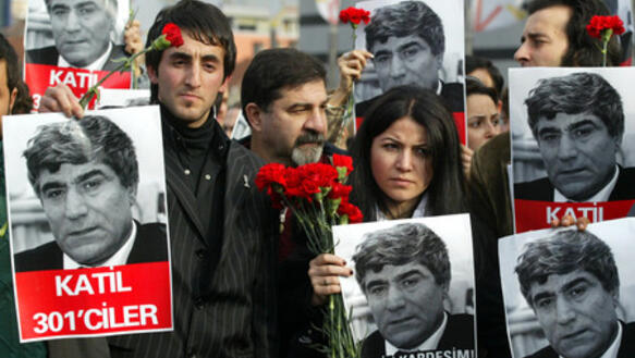 Demonstrierende in Istanbul: "Hrant Dink wurde ermordet, weil er seine Meinung friedlich geäußert hat."