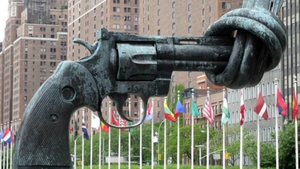 Skulptur vor dem UNO-Gebäude in New York