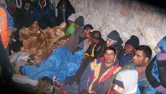 Asylsuchende stehen Tag und Nacht Schlange vor der Fremdenpolizeidirektion in Athen, 28. Januar 2012
