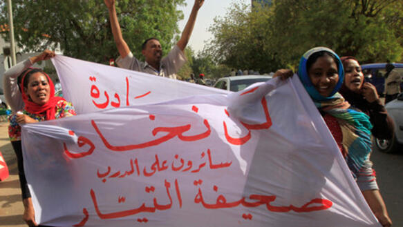 MitarbeiterInnen der Zeitung "al-Tayar" protestieren gegen Zensur