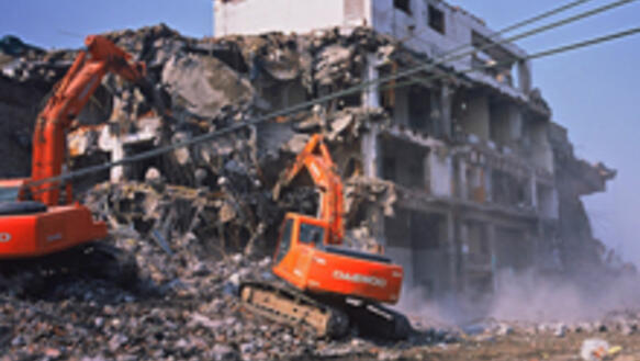 Bagger zerstören ein Wohngebäude  in Peking, China