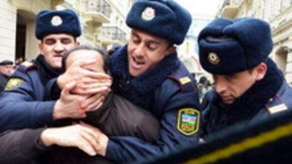 In Aserbaidschan gehen Polizisten immer wieder brutal gegen Demonstranten vor, wie hier am 12. März 2011 in Baku