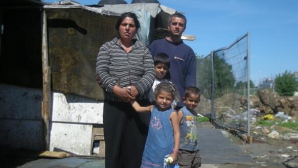 Familie vor Zwangsräumung in der Roma-Siedlung Belvil im Zentrum von Belgrad. 