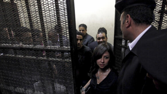 Gefangene MitarbeiterInnen von NGOs vor einem Gerichtsverfahren im März 2012 in Kairo