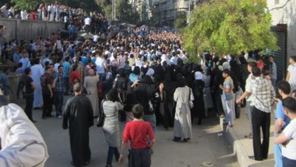 Mehrere Menschen wurden bei diesem Trauerzug in Aleppo von Soldaten und Sicherheitskräften verwundet oder getötet