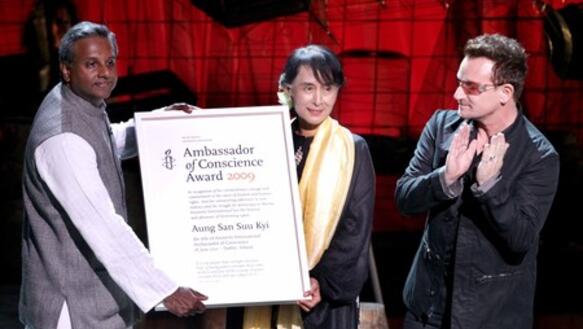 Aung San Suu Kyi erhielt die Auszeichnung "Botschafterin des Gewissens" von Salil Shetty (links) und dem Sänger Bono (rechts)