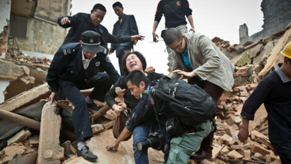 Eine Frau versucht, ihr Haus vor dem Abriss zu schützen, Yangji village, Guangdong Region in Südchina, 21. März 2012