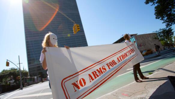 "Keine Waffen für Gräueltaten": Aktion vor dem UNO-Gebäude in New York am 2. Juli 2012