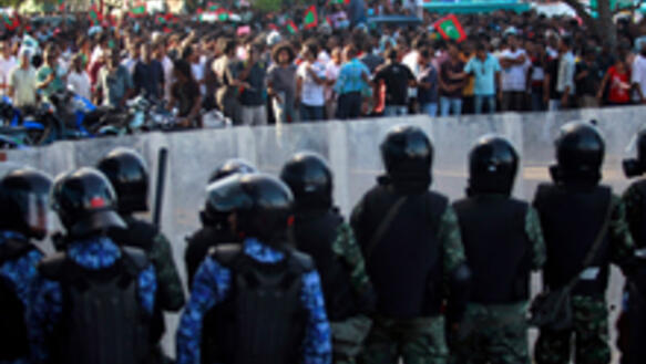 Polizisten gingen am 8. Februar 2012 in der maledivischen Hauptstadt Malé gewaltsam gegen Demonstranten vor