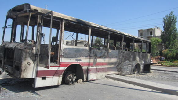 Ein ausgebrannter Bus in Aleppo, August 2012