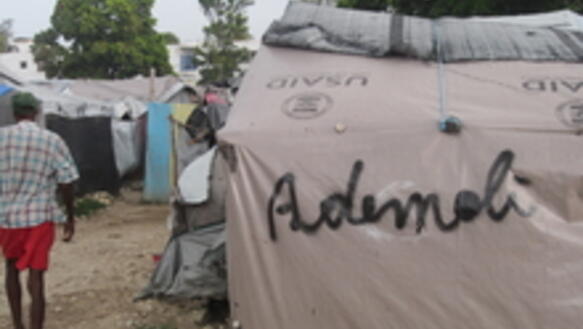 Lager auf Haiti - "Ademoli" heißt soviel wie "zum Abriss freigegeben"