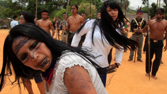 Mitglieder der Sarayaku-Gemeinschaft feiern am 12.08.2012 ein Gerichsturteil, dass die Rechte von Indigenen in Ecuador stärkt