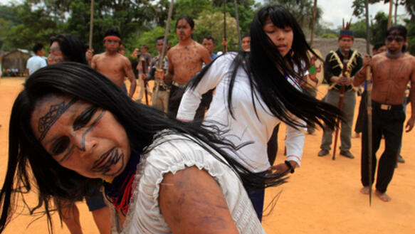 Die Sarayaku Menschen feiern 2012 das Urteil zu ihren Gunsten vom Inter-American Court of Human Rights