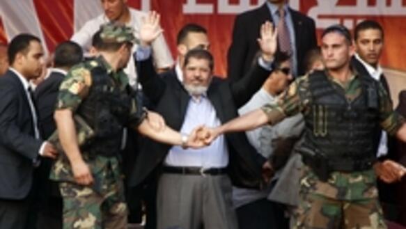 Mohammed Mursi nach seiner ersten Rede als Präsident auf dem Tahrir-Platz am 29.06.2012 in Kairo