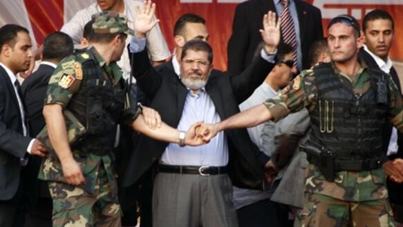 Mohammed Mursi nach seiner ersten Rede als Präsident auf dem Tahrir-Platz am 29.06.2012 in Kairo