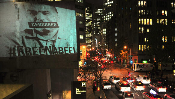 Projektion des bahrainischen Menschenrechtsaktivisten Nabeel Rajab in San Francisco