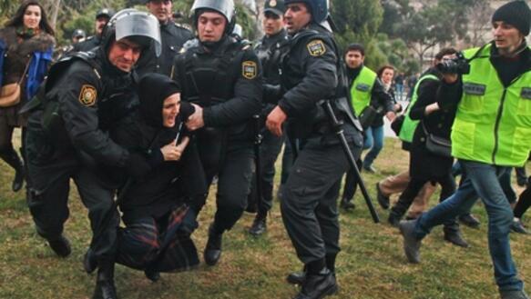 Polizisten nehmen bei einer Demonstration gegen die Regierung in Baku eine junge Aktivistin fest, 26.01.2013