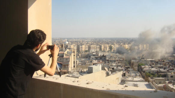 Journalisten, die in Syrien über Menschenrechtsverletzungen berichten, begeben sich oft in große Gefahr.