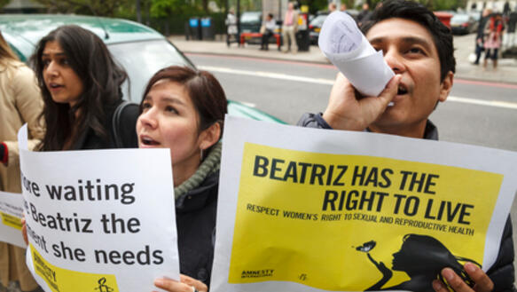 Weltweit setzten sich tausende AktivistInnen für Beatriz ein - wie z.B. in London vor der Botschaft von El Salvador
