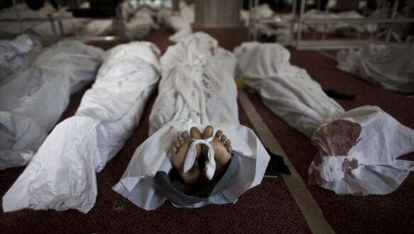 Aufgereihte Leichen in einer Moschee im Stadtteil Rabaa al-Adawiya in Kairo am 15.08.2013